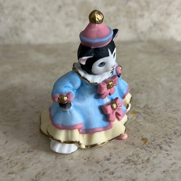 Vintage Schmid Kitty Cucumber Figurine Ellie in Costume 1994 - Picture 5 of 6